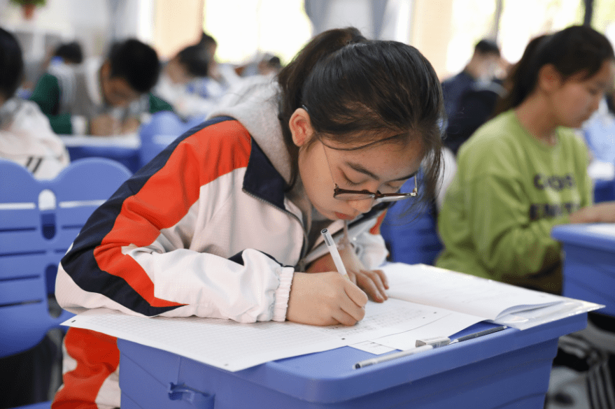 校园|某中学禁带零食入校，校门口上演“宝强式”喝奶，引起众人围观