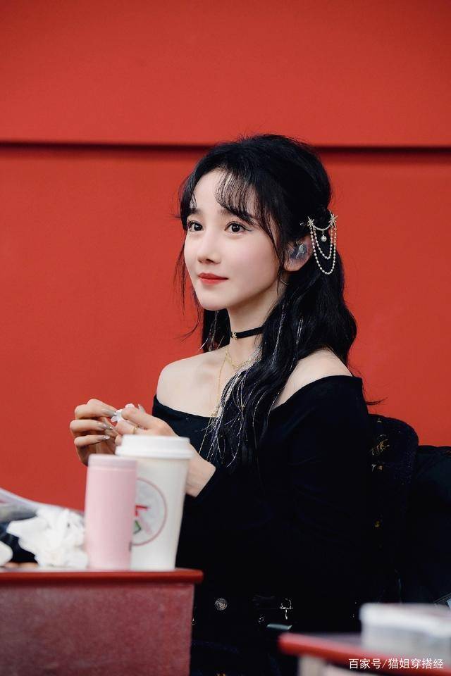 黑色|陈小纭挺有“女团样”，超短裤配长靴惊艳姐姐初舞台，咋看都漂亮