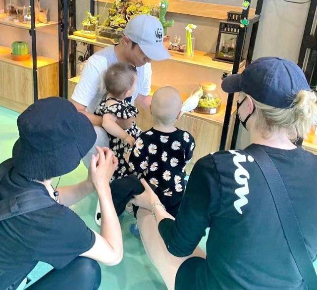 黑色|撒贝宁外国老婆难得惊艳一回！海边穿休闲装，比穿泳衣还要性感