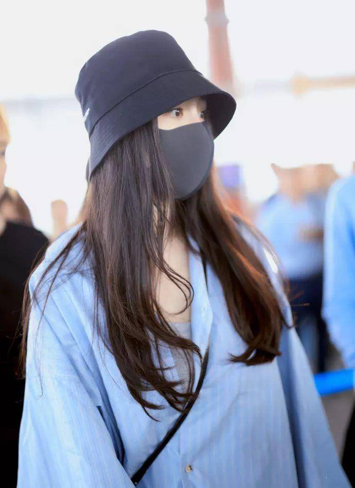 杨幂|杨幂又肆无忌惮秀美腿了!宽松衬衫玩转下衣失踪,小细腿太真实了