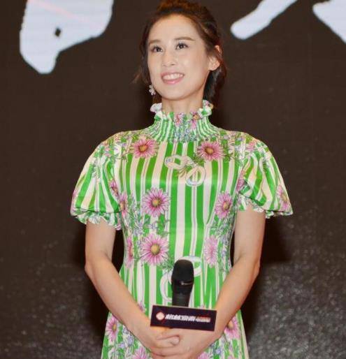 视觉|黄圣依穿搭“翻车”了，本来穿长裙挺显身材的，却败在印花图案上