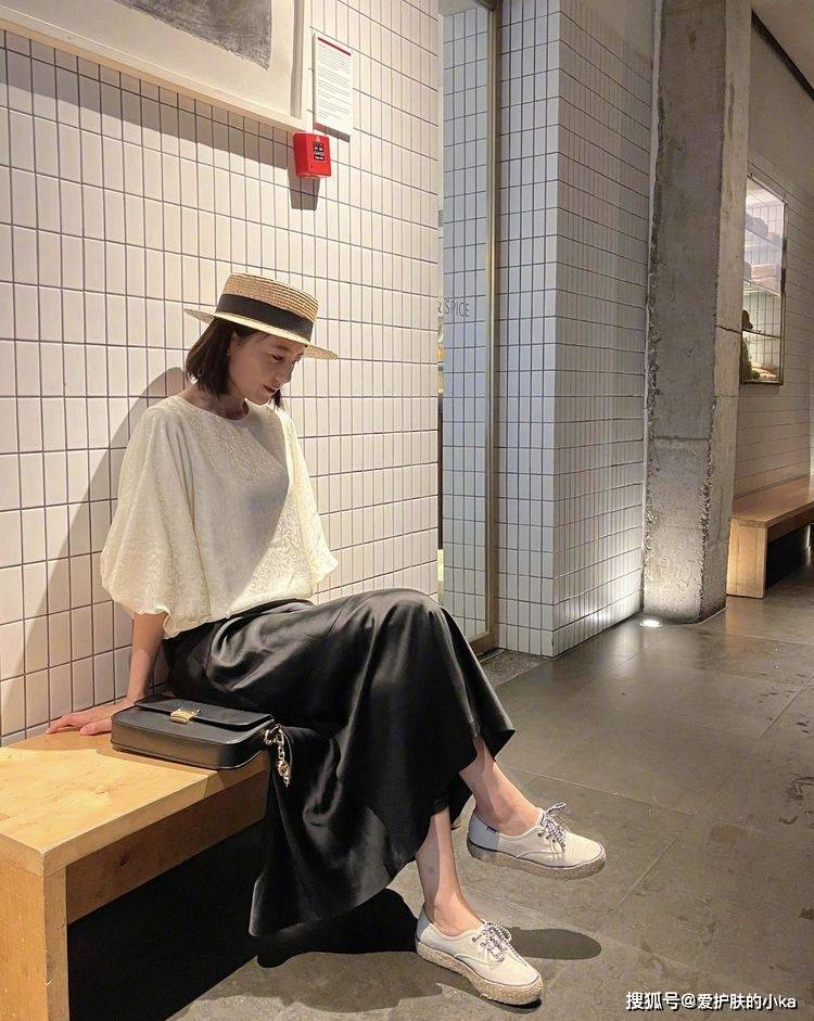 鱼尾|高圆圆气质果然不一般，穿极简黑白都满满高级感，44岁还是真女神
