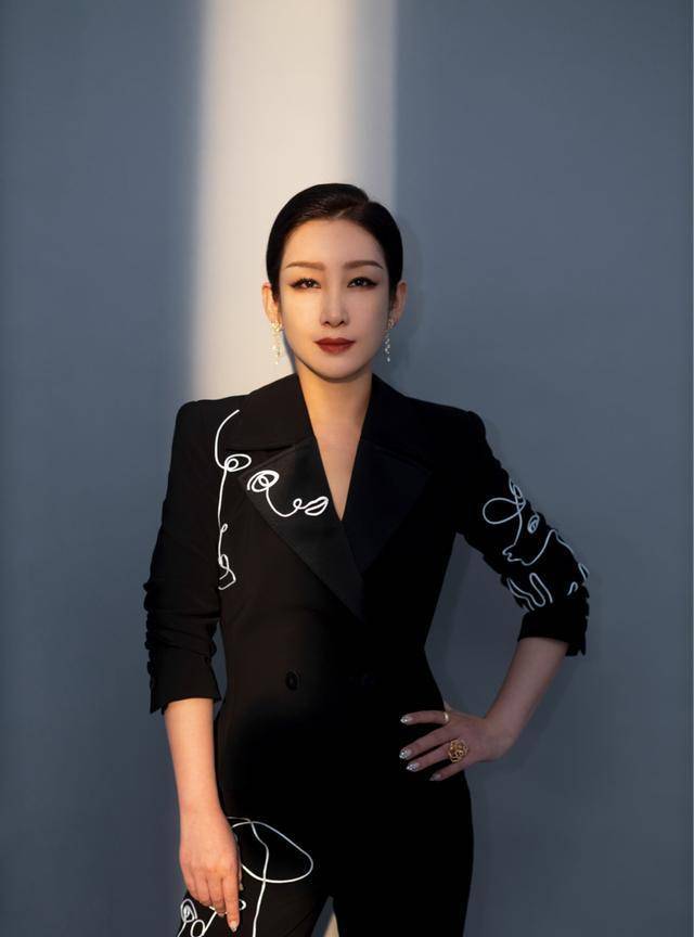 西装|秦海璐气质无敌了!“烂大街”的白色衬衫裙太高级减龄,哪像41岁