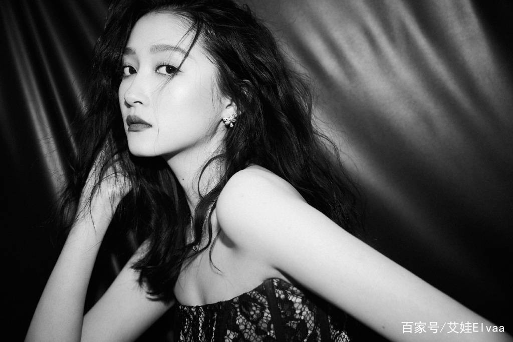 身材|23岁关晓彤胆真肥，罕见“情趣”袜配小黑裙摆拍，真不怕鹿晗吃醋