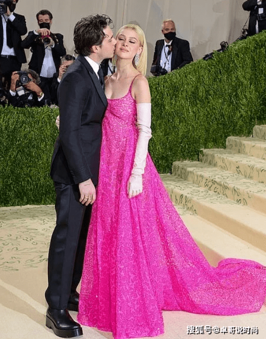 妮可拉|贝克汉姆长子，未婚妻一套粉裙，不比贝嫂？