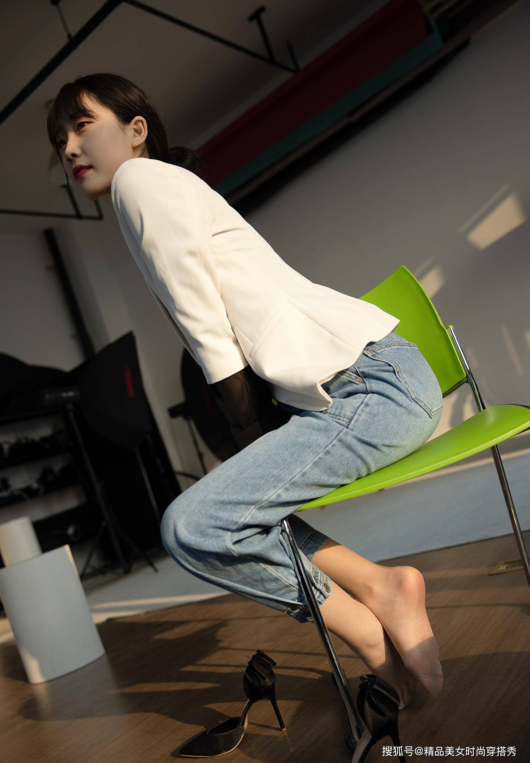 从容|干练的西装外套内搭黑色的衬衫，下搭收脚的牛仔裤，干练又帅气