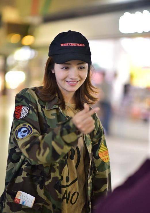 设计|麦迪娜生完孩子还保持好身材，碎花裙拼接蕾丝，甜美似小姑娘