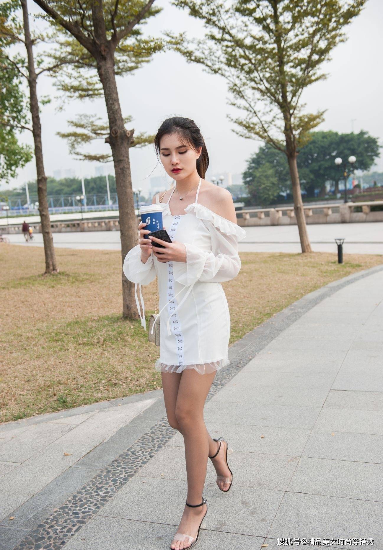 透视|白色的露肩连衣裙清凉舒适，搭配一双高跟鞋，走起路来优雅又时尚