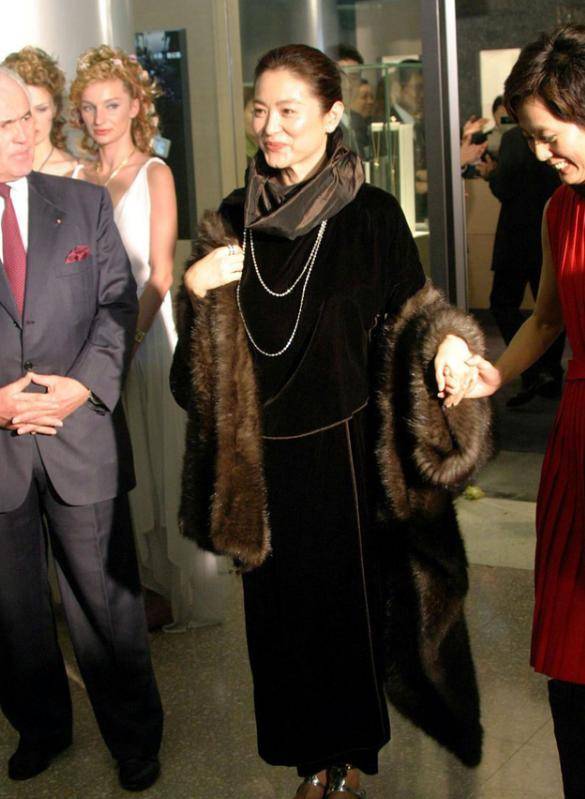 披肩|66岁林青霞真不服老，穿丝绒裙配皮草披肩贵气感十足，很有阔太范