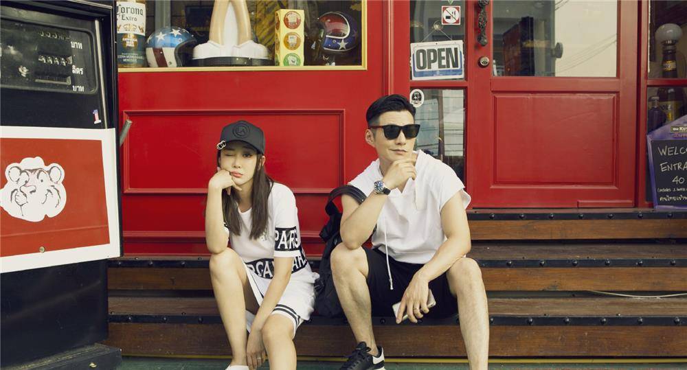 杜若溪|严屹宽与杜若溪提前过七夕，情侣印花衬衫搭短裤，从头到脚好般配