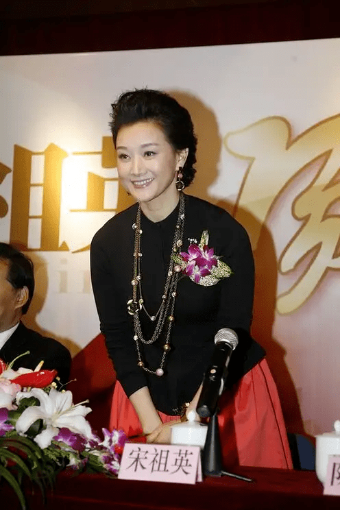 黑色|宋祖英气质不是盖的，“土味”棉衣配小脚裤好洋气，高级又时髦