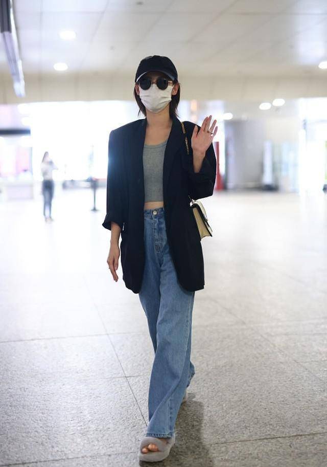 身材|张嘉倪气质成熟不少，穿宽肩西装配紧身背心，硬把身材修成三七比