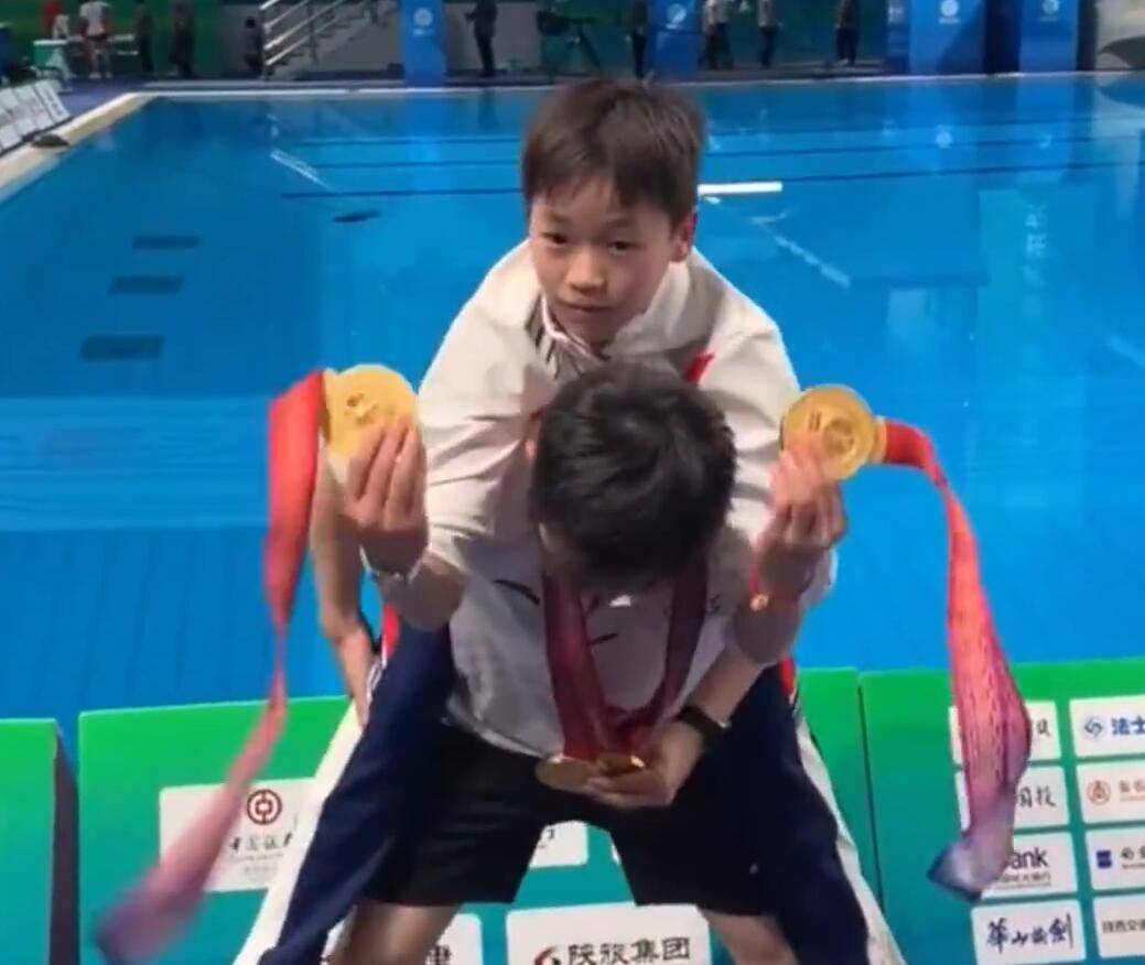瞬间|小团宠全红婵太火！多位奥运冠军熊抱要合影，与朱婷两度上演最萌身高差