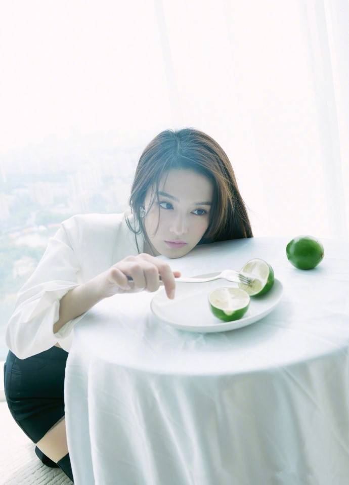 黑色|李沁真大胆，穿西装裤在大腿中段“截断”，别说，还真挺性感