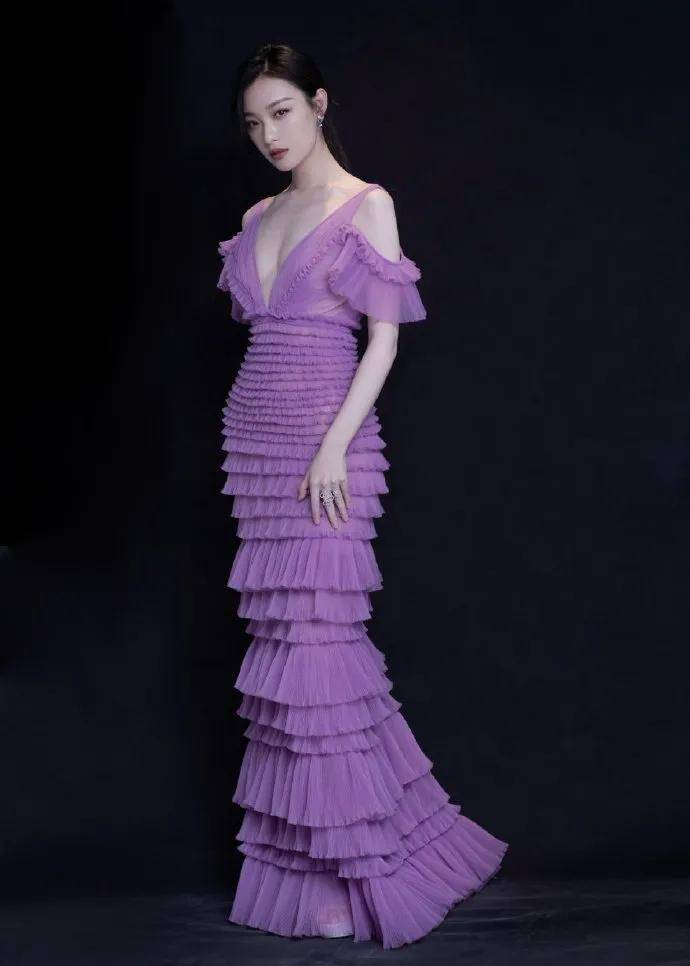 网友|倪妮新封面撞脸辛芷蕾？网友：这图有点辣眼睛...