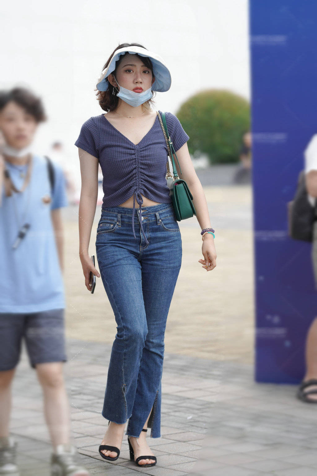 视觉|长一点的黑色T恤,既方便又时尚休闲,非常简约的穿搭