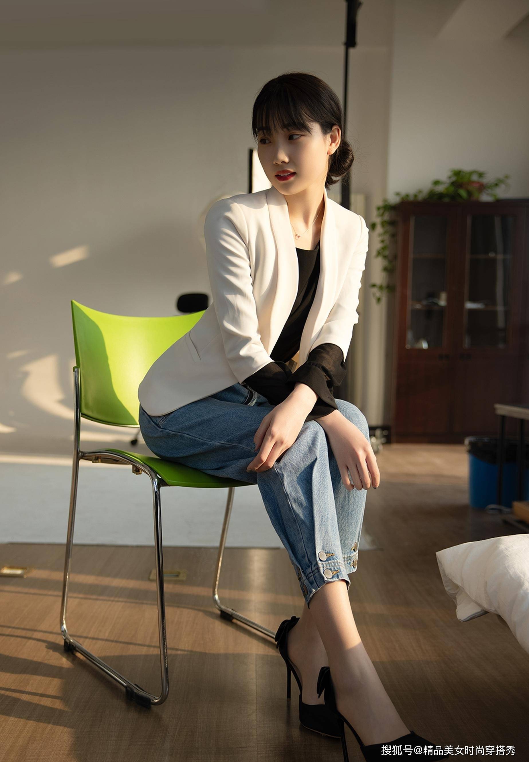 从容|干练的西装外套内搭黑色的衬衫，下搭收脚的牛仔裤，干练又帅气