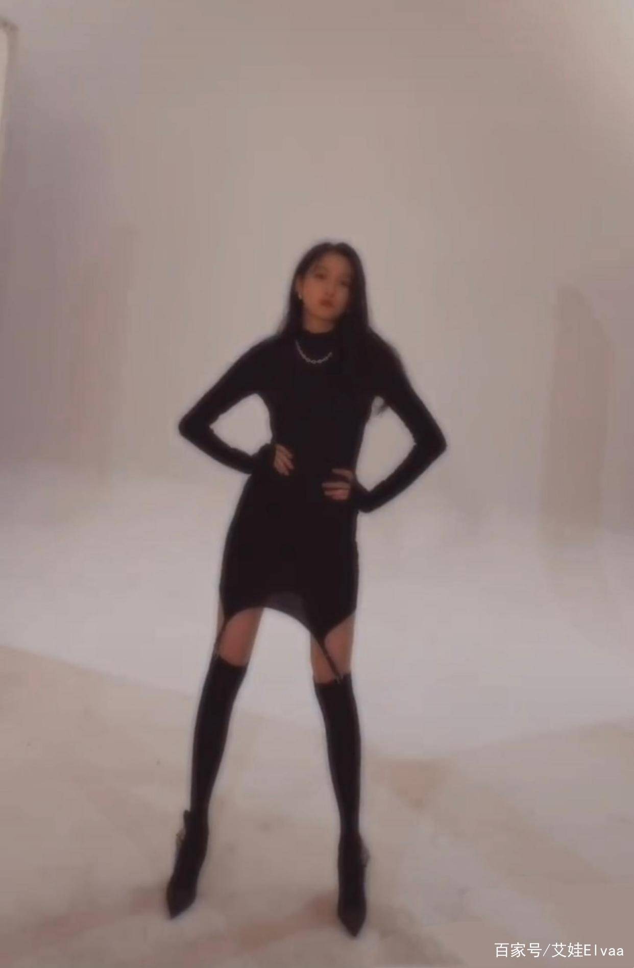 身材|23岁关晓彤胆真肥，罕见“情趣”袜配小黑裙摆拍，真不怕鹿晗吃醋