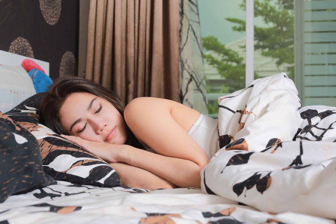 睡觉蜷缩是什么原因蜷缩着睡觉的性格 自媒体热点