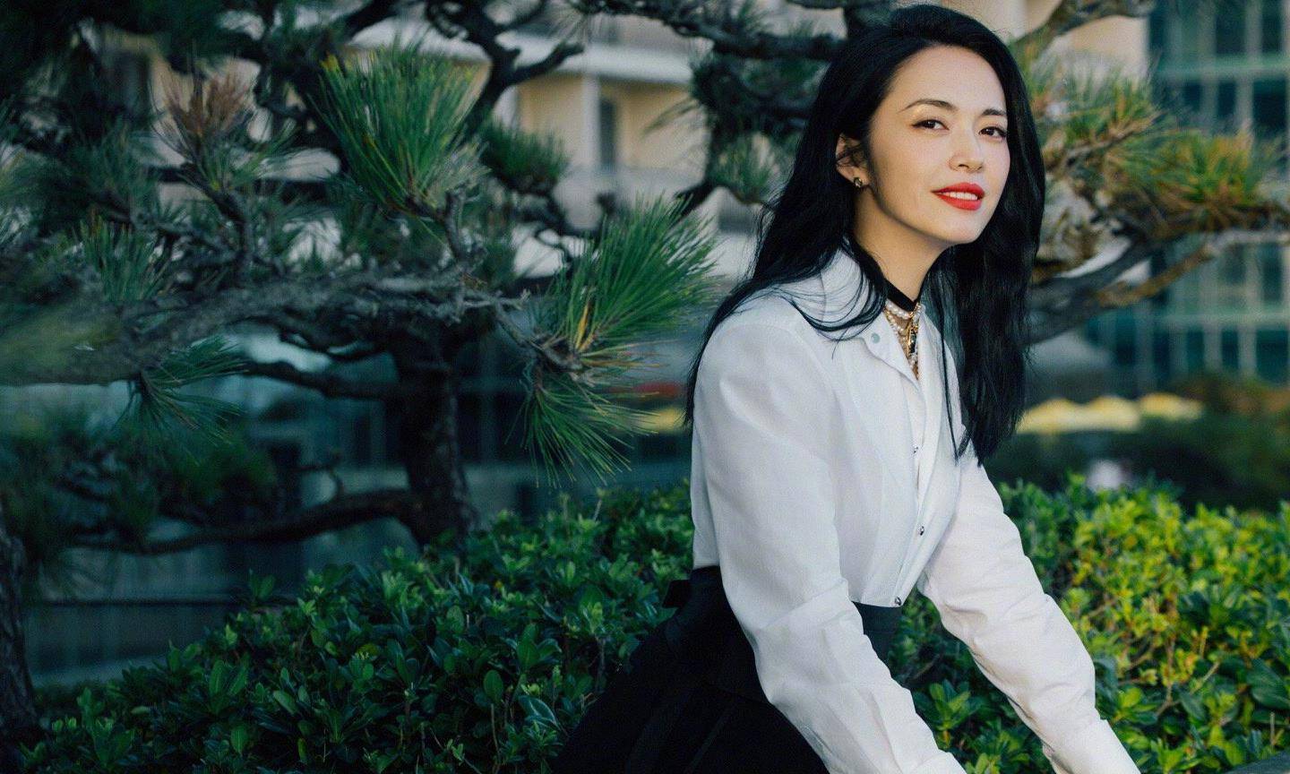 配饰|40岁姚晨斩获最佳女演员，白衬衫配阔腿裤简单优雅，真女王本人！