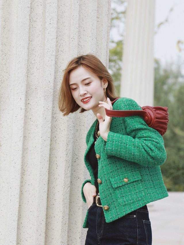 感觉|秋天不穿裙子也很浪漫，针织开始搭配牛仔裤优雅大气，高级时髦