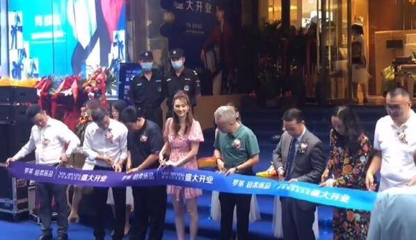 洪欣|洪欣中秋前夕忙捞金，穿粉短裙站店门口好风光，50岁还是少女身材