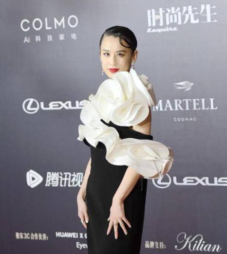 视觉|黄圣依穿搭“翻车”了，本来穿长裙挺显身材的，却败在印花图案上