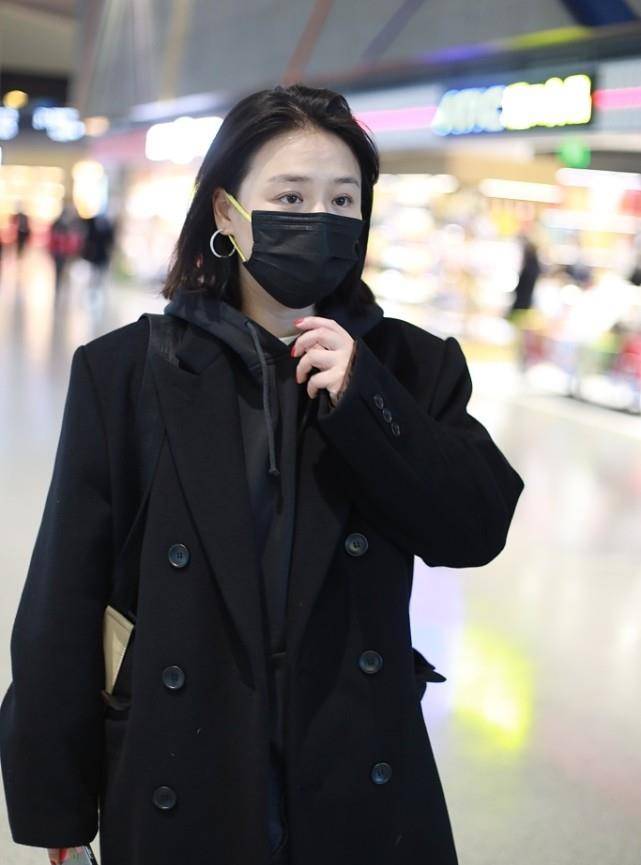 黑色|马思纯的身材又变瘦了，穿大衣显得空荡荡的，看着好有魄力