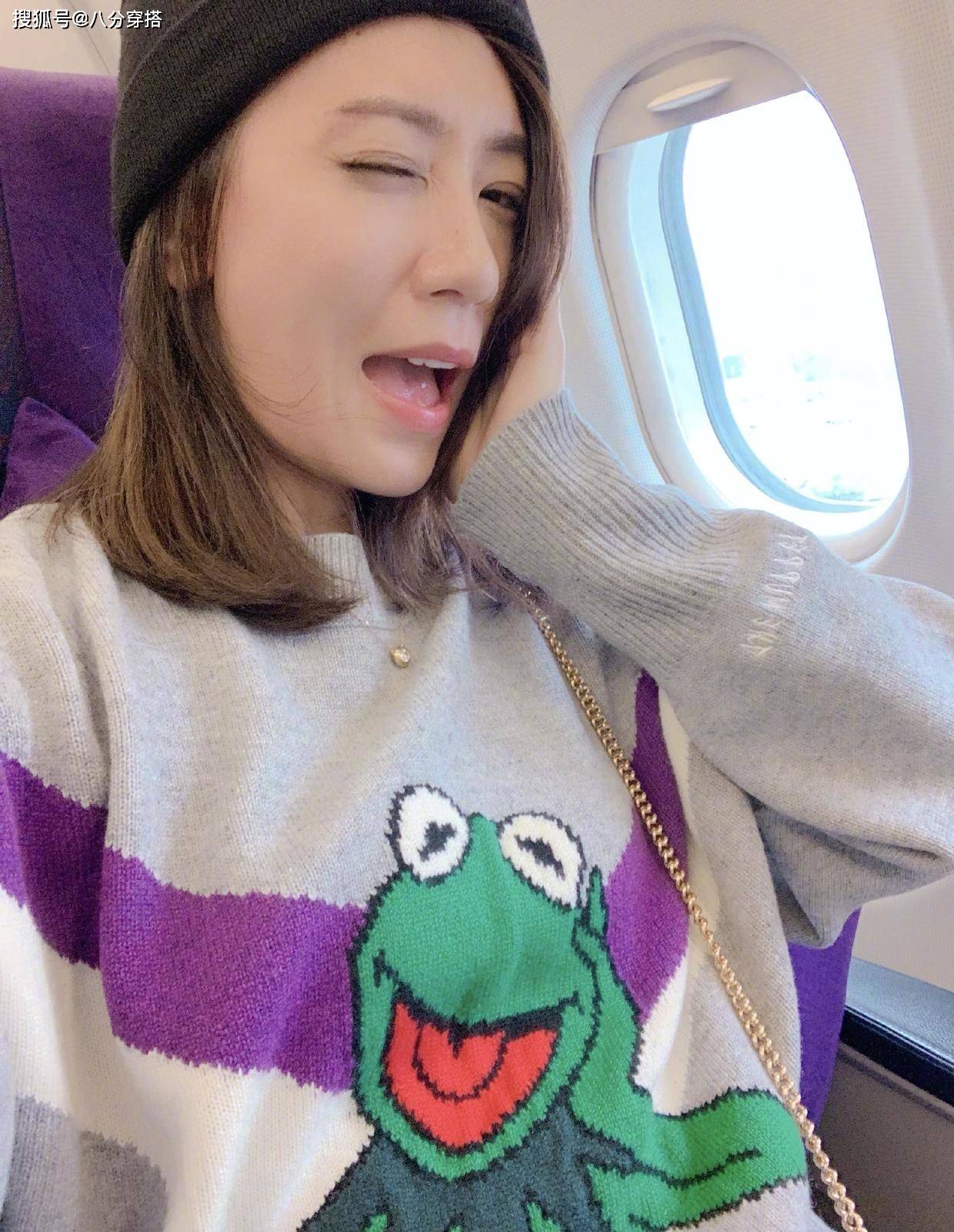 贾静雯|贾静雯的颜值真是无敌了,一袭白色V领连衣裙优雅高贵,成熟精致