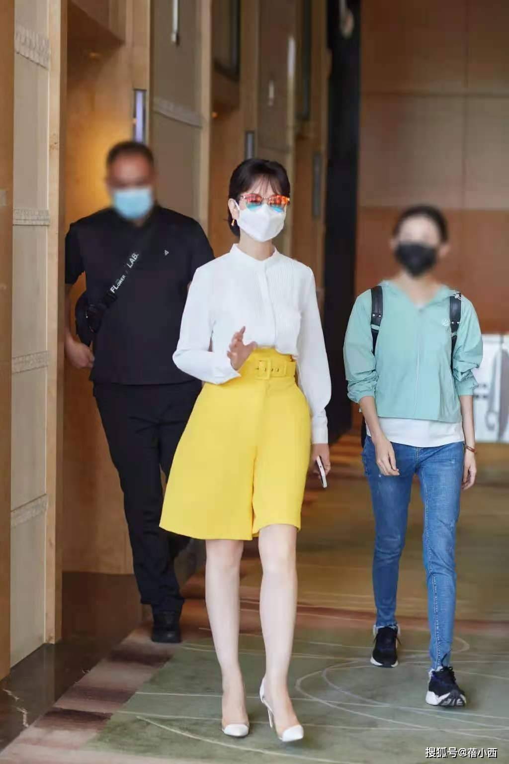 皮短裤|赵雅芝真是不服老,66岁了还敢穿皮裤,配绑带衬衫意外时髦减龄