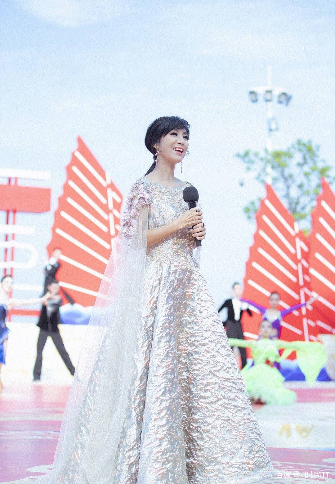 状态|64岁米雪真绝了，无袖背心配健美裤毫无赘肉，这身材让人看自卑