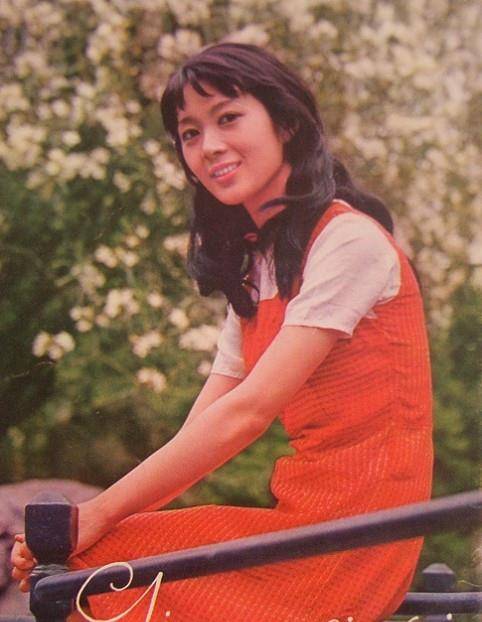 配饰|龚雪人生活得真漂亮,年轻时穿衣经典不过时,老年穿衣也时髦洋气