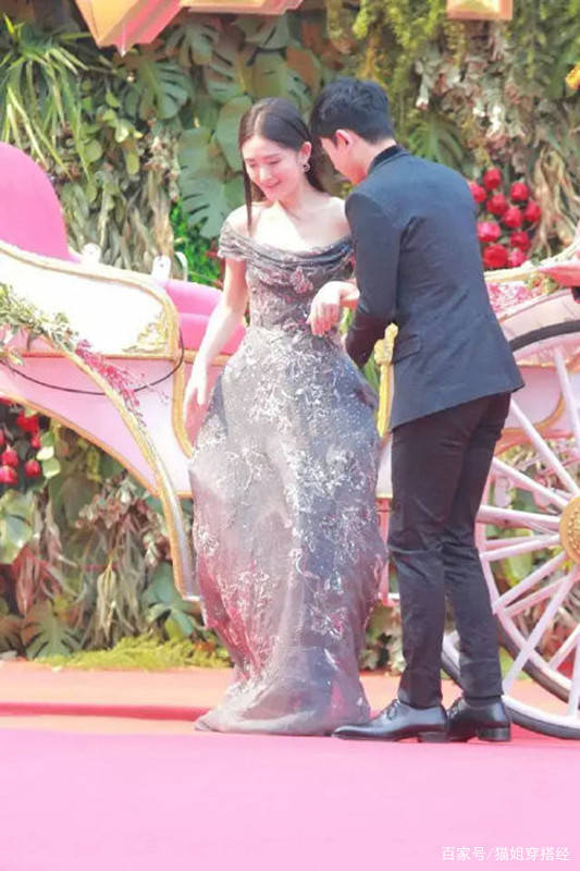设计|张杰真宠老婆，谢娜穿一字裙扮公主，杰哥就穿西装扮成王子配合她