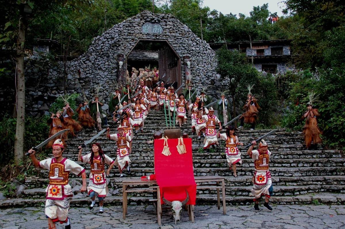 沉淀了古代僰人的原始文明与厚重文化,兴文僰人的"赛神节"是其最具