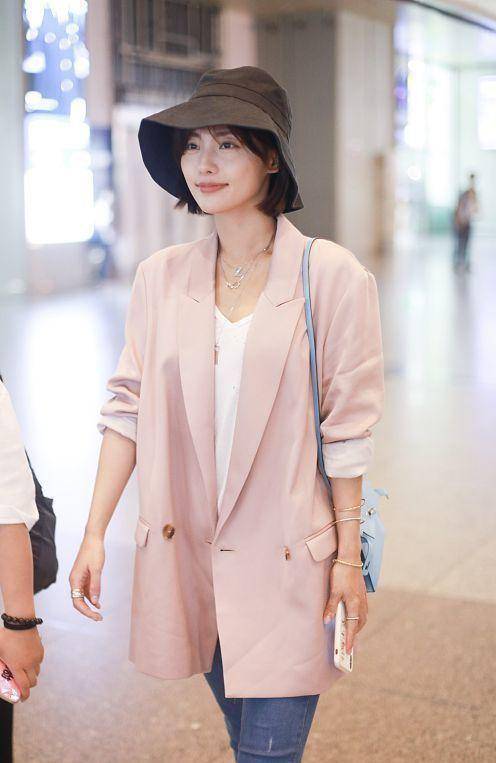 身材|张嘉倪气质成熟不少，穿宽肩西装配紧身背心，硬把身材修成三七比