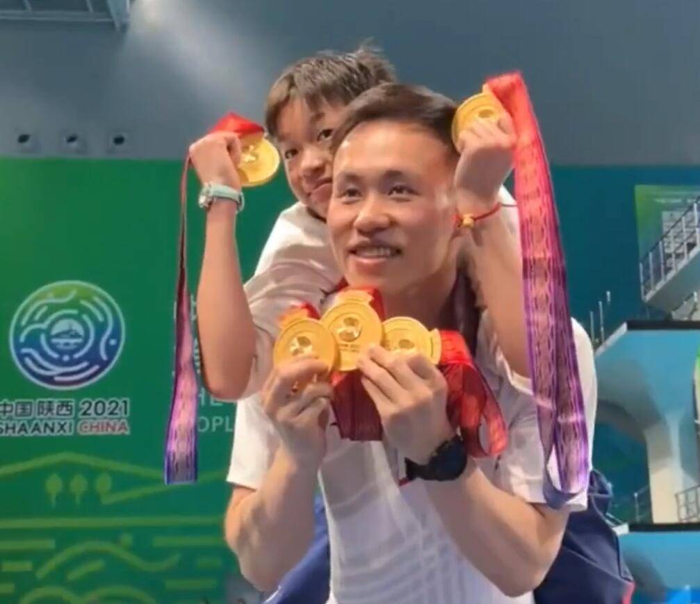 瞬间|小团宠全红婵太火！多位奥运冠军熊抱要合影，与朱婷两度上演最萌身高差