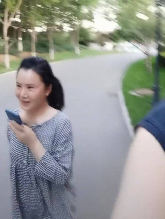 漂亮|任静穿蕾丝裙戴宽檐帽，打扮成贵妇范，有53岁中老年女性的优雅！