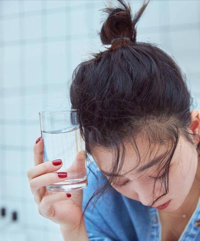 白点|殷桃也放开了，穿牛仔衬衣玩下衣失踪，还只扣一粒扣，高级又大气