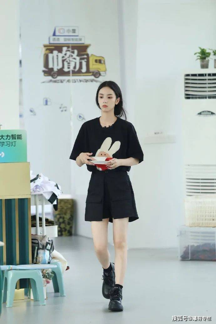 品牌|穿199块的短袖刷盘子，这届“明星打工人”有多务实？