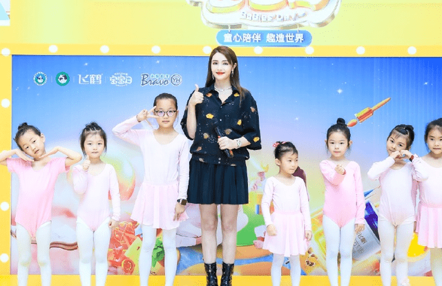 设计|麦迪娜生完孩子还保持好身材，碎花裙拼接蕾丝，甜美似小姑娘