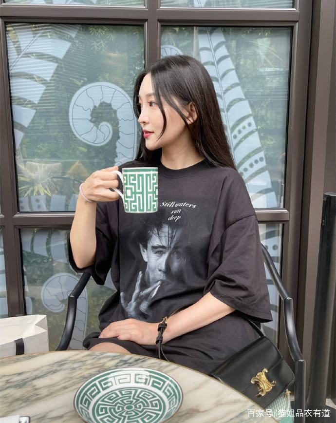 亮点|德云社烧饼老婆晒照，“网红脸”配大T恤挺甜美，看着不像俩娃妈