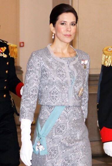 王储|丹麦王储妃再穿11年前旧裙，改造一下显瘦又显高，换个发型更美！