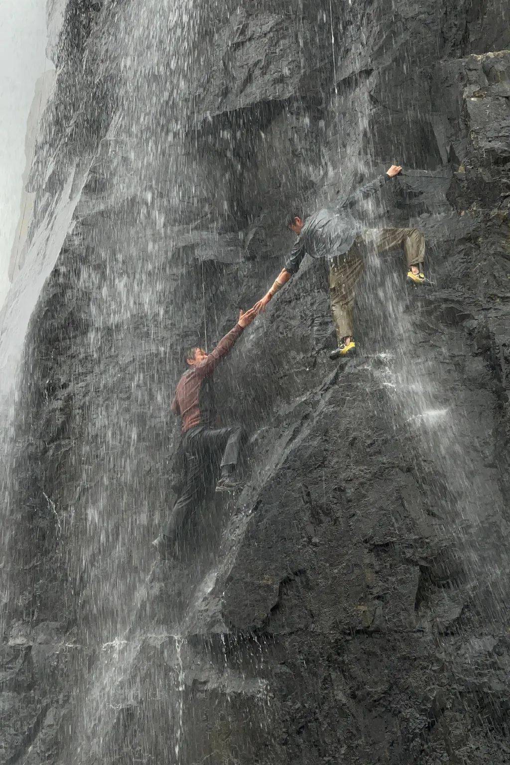 消息资讯|中秋档第一轮新片上映，灾难片《峰爆》提前抢跑勇夺日冠