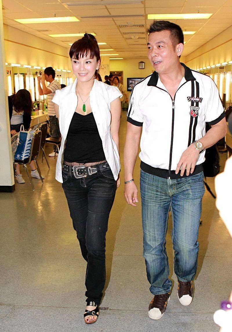 黑色|彭丹的脸蛋真是越来越年轻了，身材紧致更完美，说她30都有人信