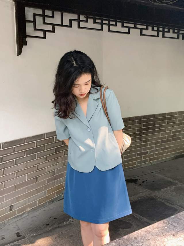 下半身|秋季小个子怎么穿才显高?红色u领上衣+淡黄色波点裙,气质又性感