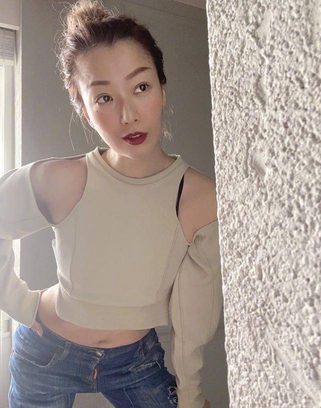 下半身|郑秀文秀恩爱！穿羽绒服配休闲裤挽老公胳膊逛街，低头说话太甜蜜