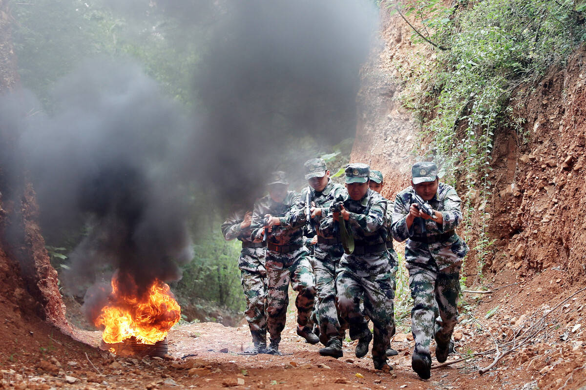 东部战区在台岛西南海空域实施联合警巡和实战化演练,出动轰炸机
