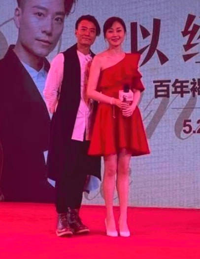 颜色|商场偶遇万绮雯，50岁还穿超短裙秀腿，无修饰的容颜还这么漂亮！