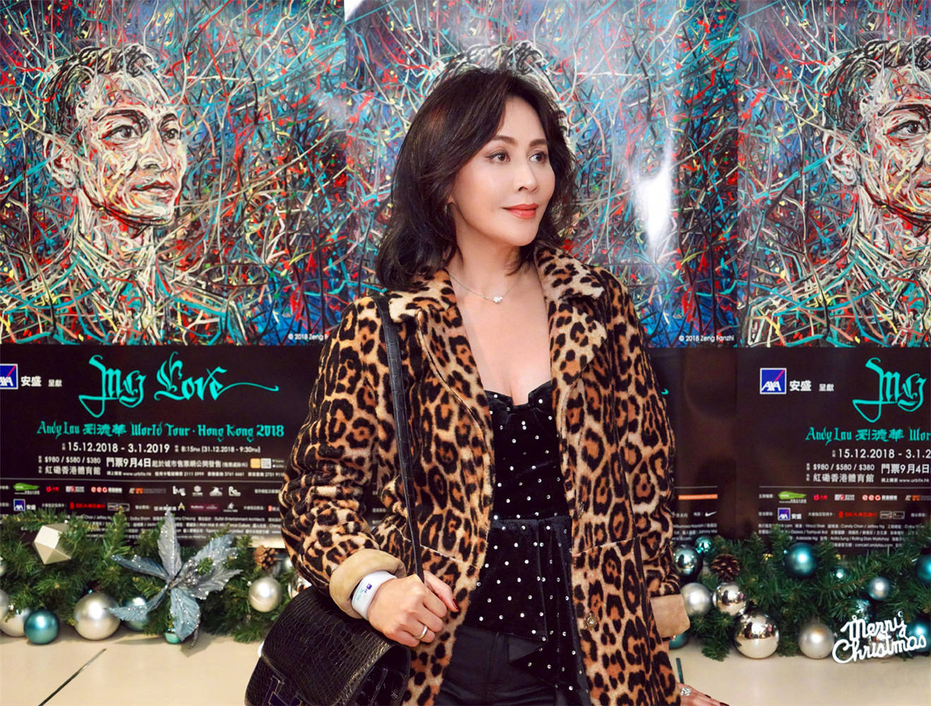 华而|刘嘉玲的豹纹造型太犯规！54岁还敢穿皮短裤，混搭丝袜意外很女王