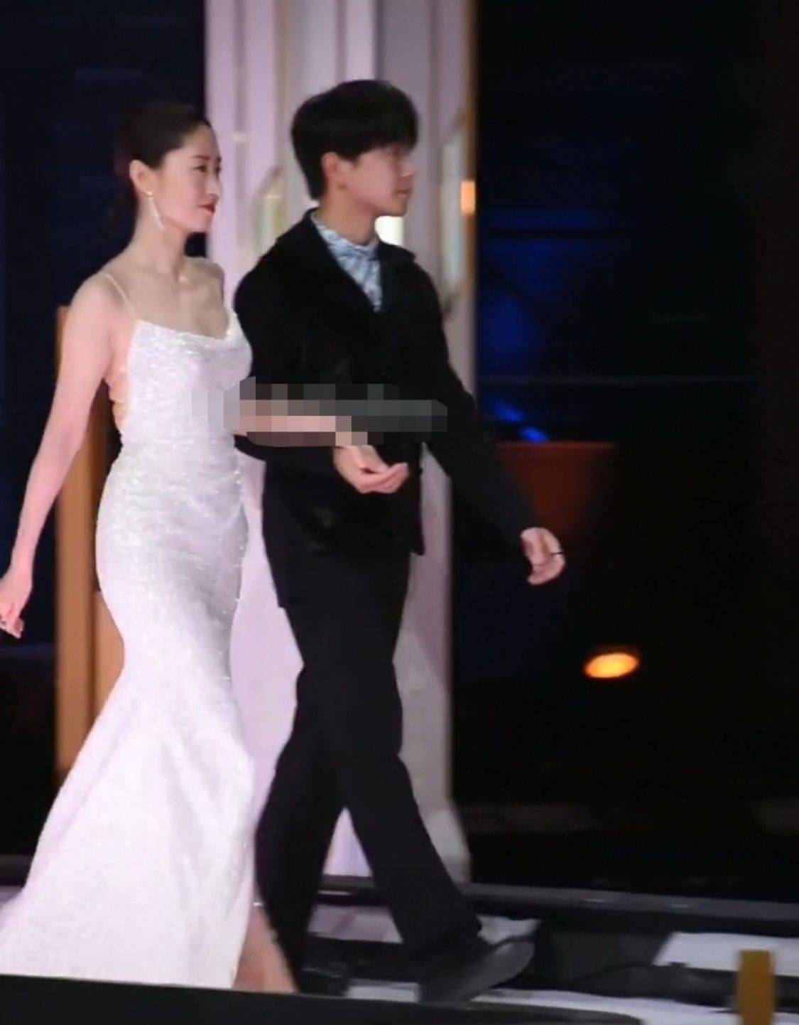 刘敏涛|刘敏涛助阵靳东音乐剧,攀肩合影好亲密,像极了亲姐弟!